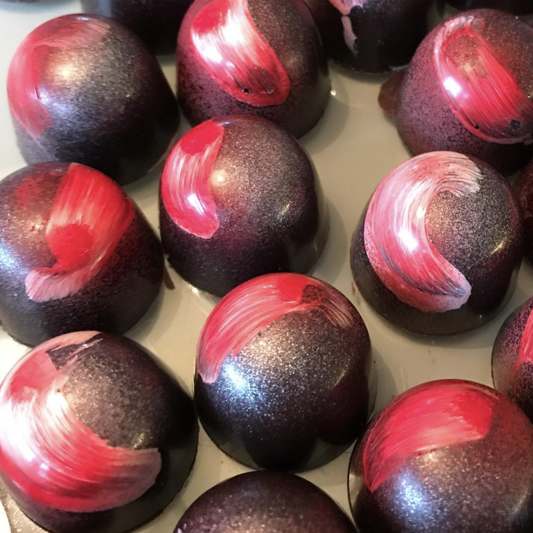 chokladpralin med hallon och mörk tryffel